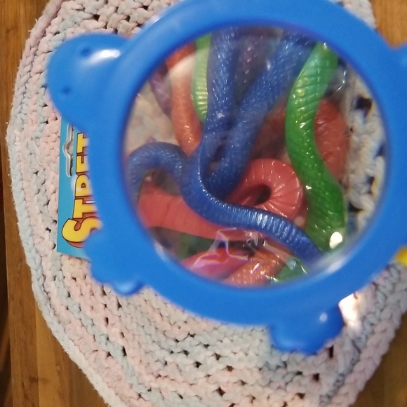 Mini stretch snakes and mini magnifying glass toy ages 3+ NWT - Picture 2 of 4